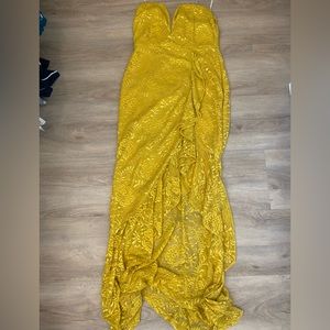 Yellow long dress. Fashion nova. Size large